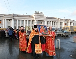 На привокзальной площади начался Крестный ход к Храму-Памятнику на Крови во имя Всех святых в земле Российской просиявших.