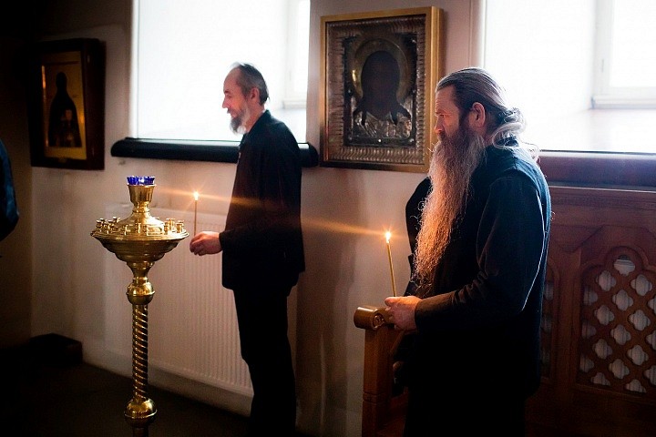 Истоки семикратного помазывания больного кроются в следующем. Дело в том, что в древности, когда человек болел, и над ним было необходимо совершить Таинство Соборования, к нему в течение семи дней приходили священники, помазывавшие его освященным елеем: о