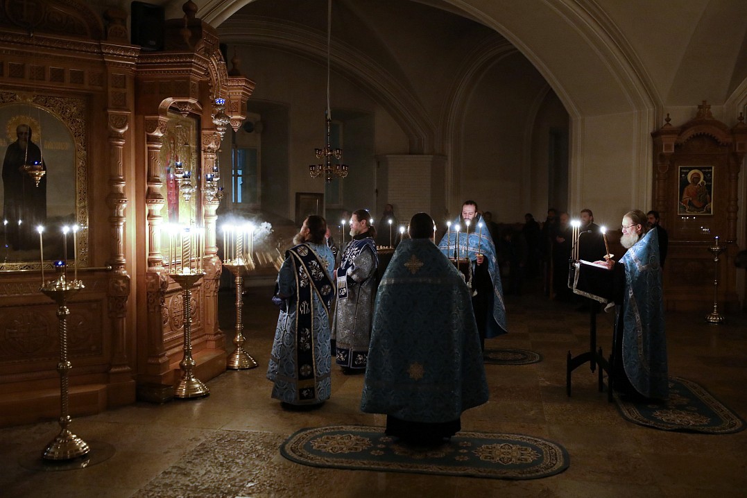 Богородице Дево, на Твою икону пресветлую взирающе, радуемся, пред нею бо на острове Валааме мольбы усердно молящихся исполняются… (Тропарь Валаамской иконе Божией Матери).