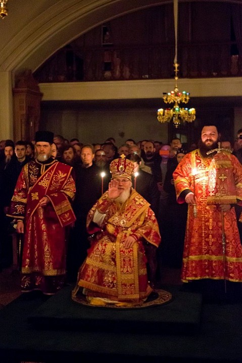 Ядущий Мою Плоть и пиющий Мою Кровь пребывает во Мне, и Я в нем. Как послал Меня живый Отец, и Я живу Отцем, так и ядущий Меня жить будет Мною (Ин.6:56–57).