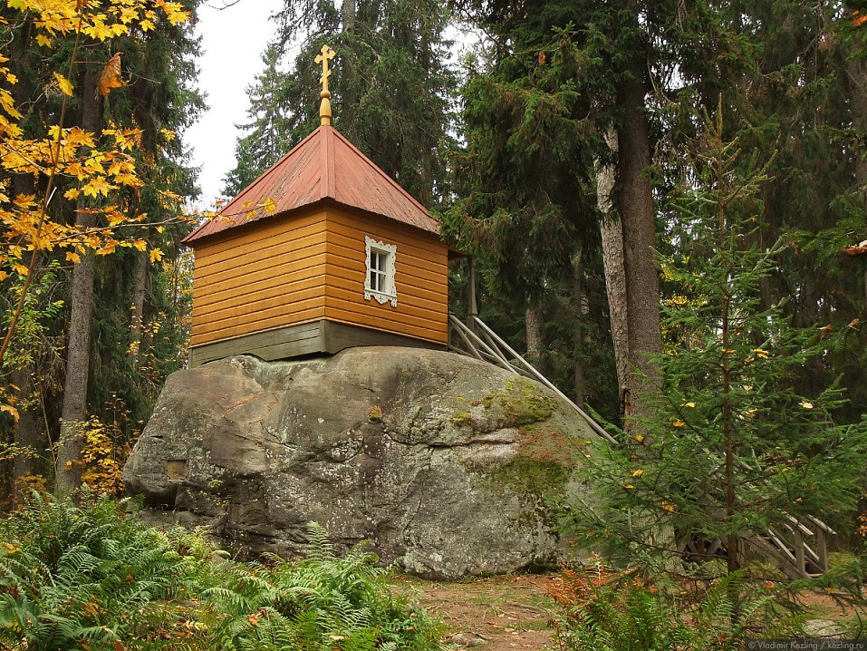 Остров Коневец. Часовня на Конь-камне (вес камня - более 750 тонн.)