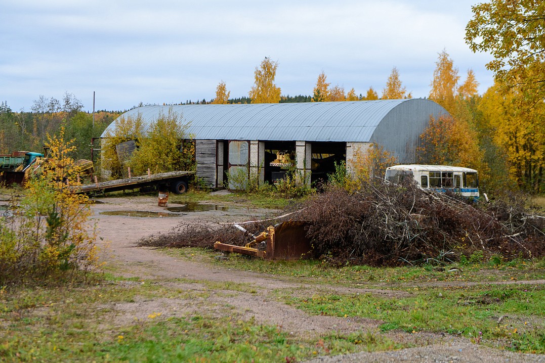 Территорию, переданную монастырю, окружают хозпостройки, многие из которых давно заброшены.