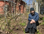 А мне очень уж радостно стало, что я его увидел, и спрашиваю: «Хорошо ли тебе, батюшка?» А он и отвечает: «Очень хорошо. Вот вы в церкви нас не видите, а мы так всех вас видим»