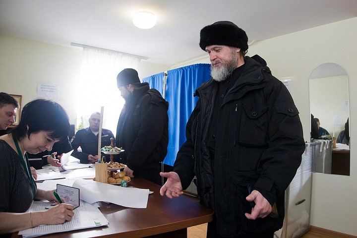 Среди насельников, трудников и рабочих многие, не имея постоянной валаамской прописки, захотели прийти на выборы. Специально для них привезены дополнительные бланки для голосования, которые были заказаны заранее, в соответствии с поданными заявлениями в м