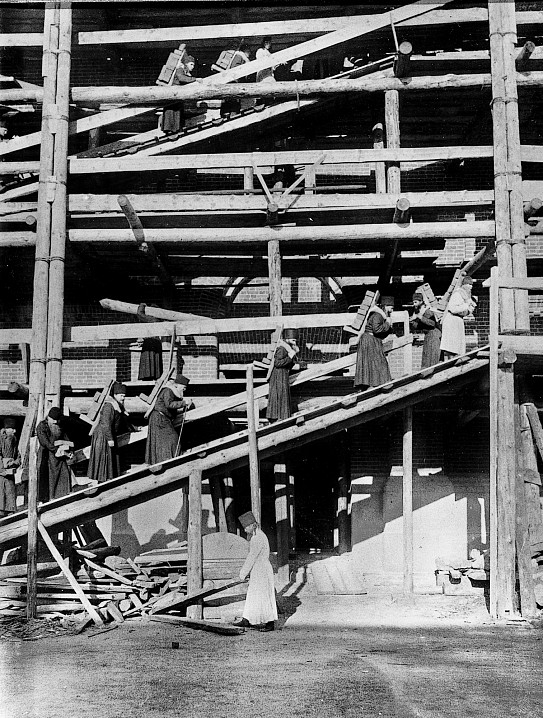 Обратите внимание на монаха с палочкой, который поднимается на строительные леса. Напоминаем, высота Собора - 47, высота колокольни - 72 метров. 