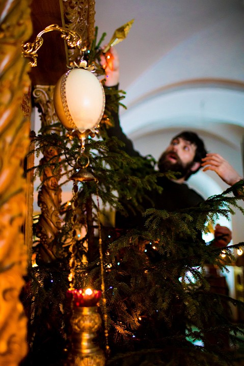 Традиция рождественского дерева соблюдалась также в том, что ёлка увенчивалась Вифлеемской звездой...