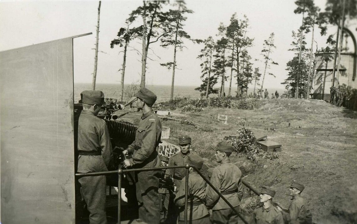 Бетонная вышка управления огнем, построенная в 1936 году типа «Рикама», позднее взорвана