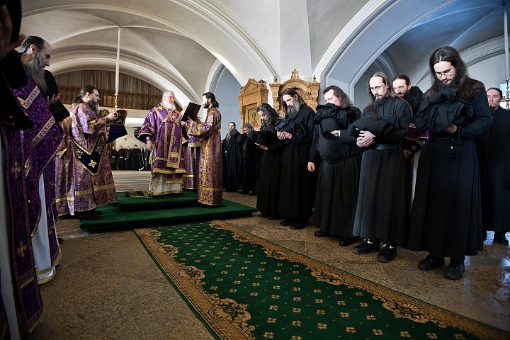 Практика Валаамского монастыря показывает, что “стандартных” историй не бывает. Трехлетний период и сегодня на Валааме считается минимальным для испытания намерения кандидатов. К примеру, пятеро братьев, принимавших иноческий постриг сегодня, прошли послу