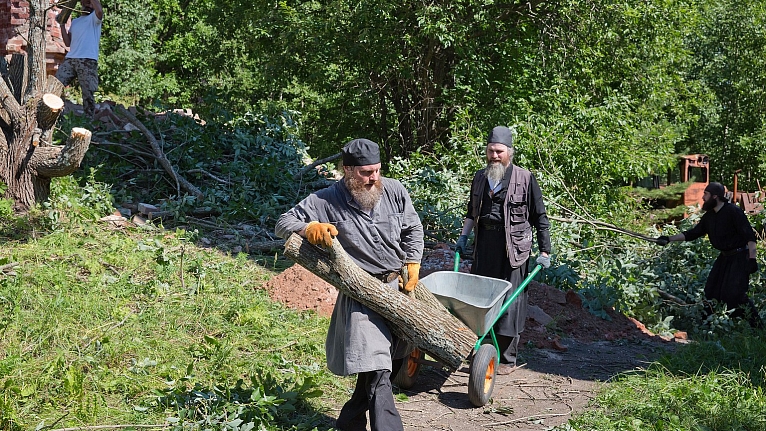 Первые работы по восстановлению возвращенного храма