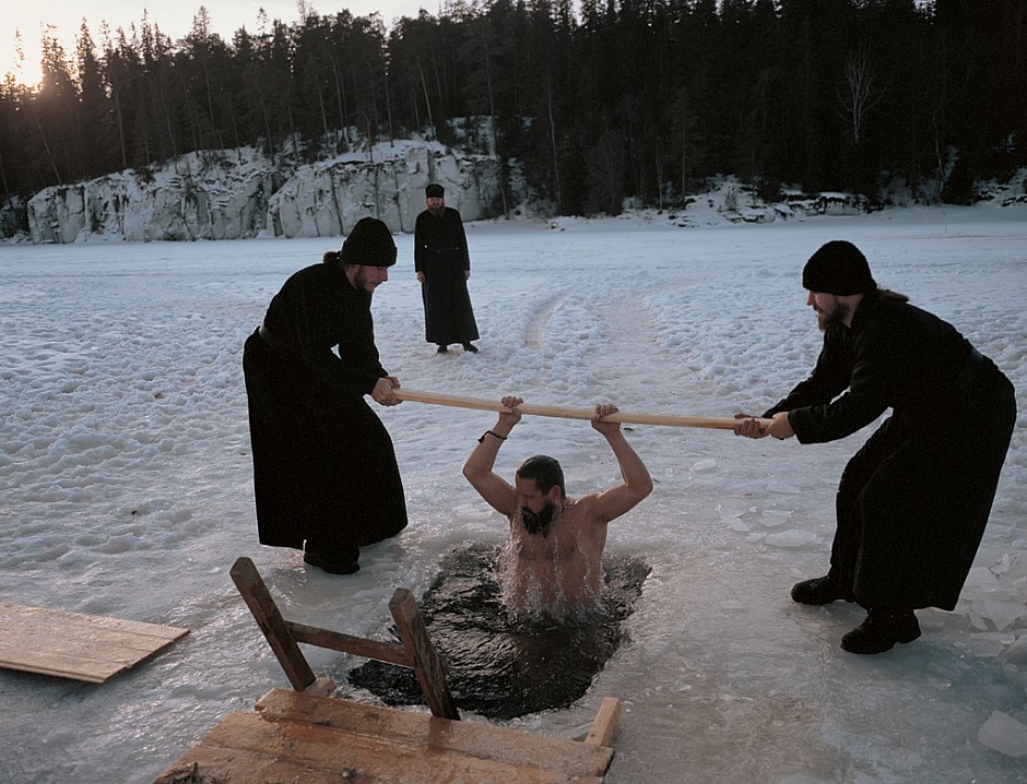 Братия окунаются в прорубь на Крещение. Фото Сергея Компанийченко. 2003 год