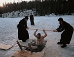 Братия окунаются в прорубь на Крещение. Фото Сергея Компанийченко. 2003 год