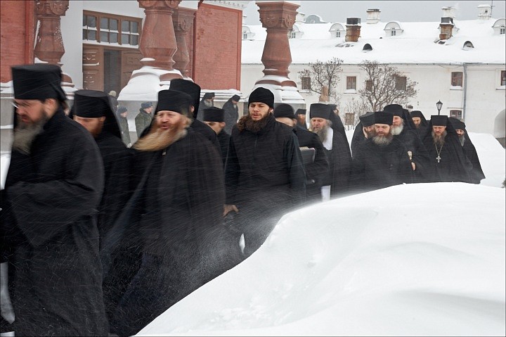 Чин Панагии, братия идет в трапезную после Литургии