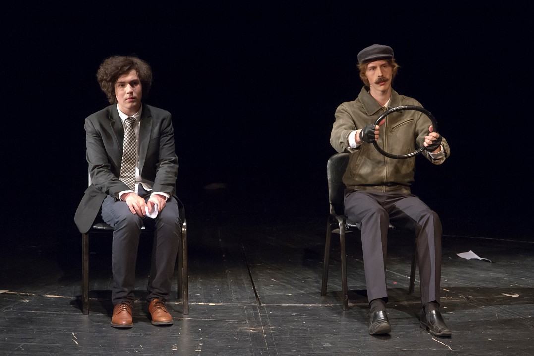 Тимофей (справа) в роли водителя такси в спектакле Театра Юношеского Творчества (ТЮТ) «Над пропастью во ржи». Он и Герман занимались там, причём Тимофей до сих пор сотрудничает с театром как художник по свету и играет роли в спектаклях. Он окончил ВУЗ и п