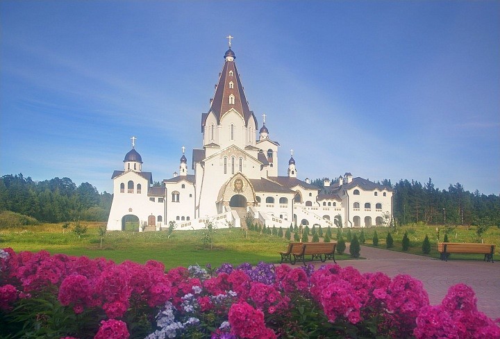 Вид на храм Владимирского скита