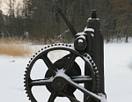 Старая лебедка (от парома).