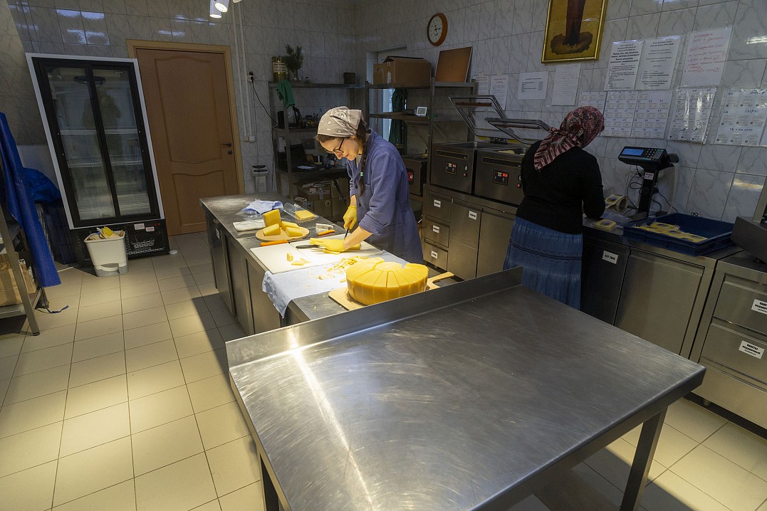 Наталья и Галина режут и фасуют сыр.