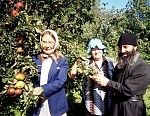 Мария Васильевна Порфоева, профессор Капиталина Васильевна Кондрашова (посередине) и агроном Валаамского монастыря отец Григорий, 2005 год.