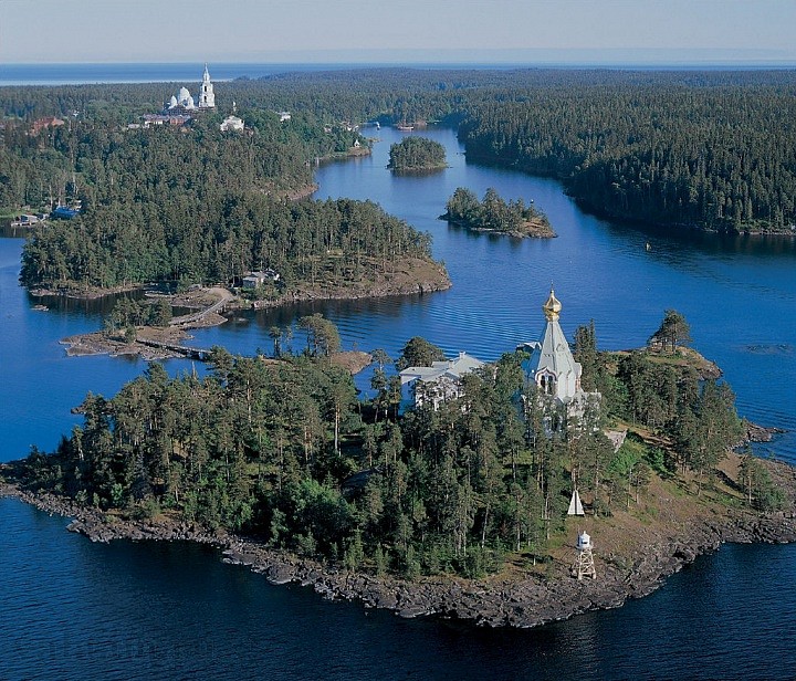 Скит во имя святителя Николая Чудотворца расположен на небольшом острове у входа в Монастырскую бухту. 2000 г.