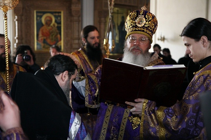 Избрав монашеский путь, в 1992 году он отправляется в Россию, в Троице-Сергиеву Лавру. На вопрос удивлённого афонского старца: “Вы кого-нибудь знаете в России?” – отвечает: “Знаю батюшку Иоанна Кронштадтского и преподобного Серафима Саровского”. На что то