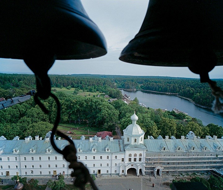 Вид с колокольни на Монастырскую бухту. 2002 г.