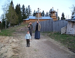 На переднем плане мой сын Герман, позади о.Михаил (справа), сзади Внутовская церковь. 3 мая 2008 г