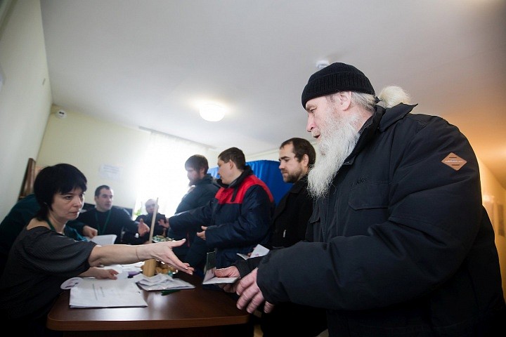 “В бюллетенях, – объясняет представитель комиссии, – каждый должен поставить напротив имени выбранного кандидата какой-либо значок: галочку, крест, кружок или сердечко.” Монахи, как нетрудно догадаться, больше доверяют Кресту и, уповая на Бога, выбирают с