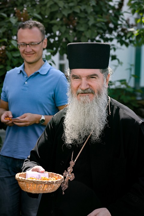 Отец Мефодий с подарочным четками
