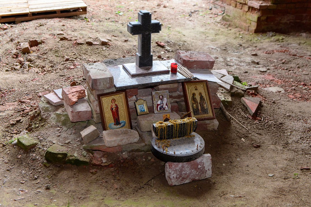 Под куполом храма устроен алтарь с иконами, свечами и текстом молитвы.