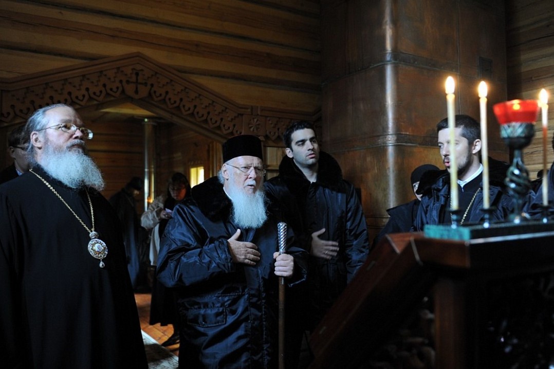 Продолжайте, дорогие братья и чада во Христе, со смирением и терпением нести ваш священный подвиг, будьте послушными Преосвященному епископу Панкратию и Святейшему Патриарху Московскому и всея Руси Кириллу, с искренней любовью относитесь друг к другу и ко