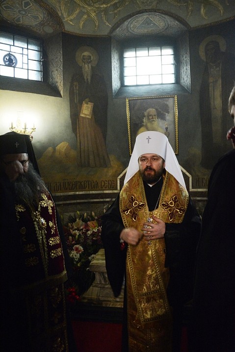 По окончании молебна митрополит Иларион поблагодарил членов комиссии за плодотворную работу, проделанную в ходе подготовки канонизации святителя Серафима.