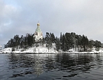 Зимой путь по Ладоге до острова Валаам занимает около четырех часов.