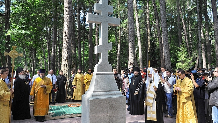 Святейший Патриарх Кирилл возглавил церемонию открытия мемориала памяти инвалидов Отечественной войны, погребенных на Валааме, 2011