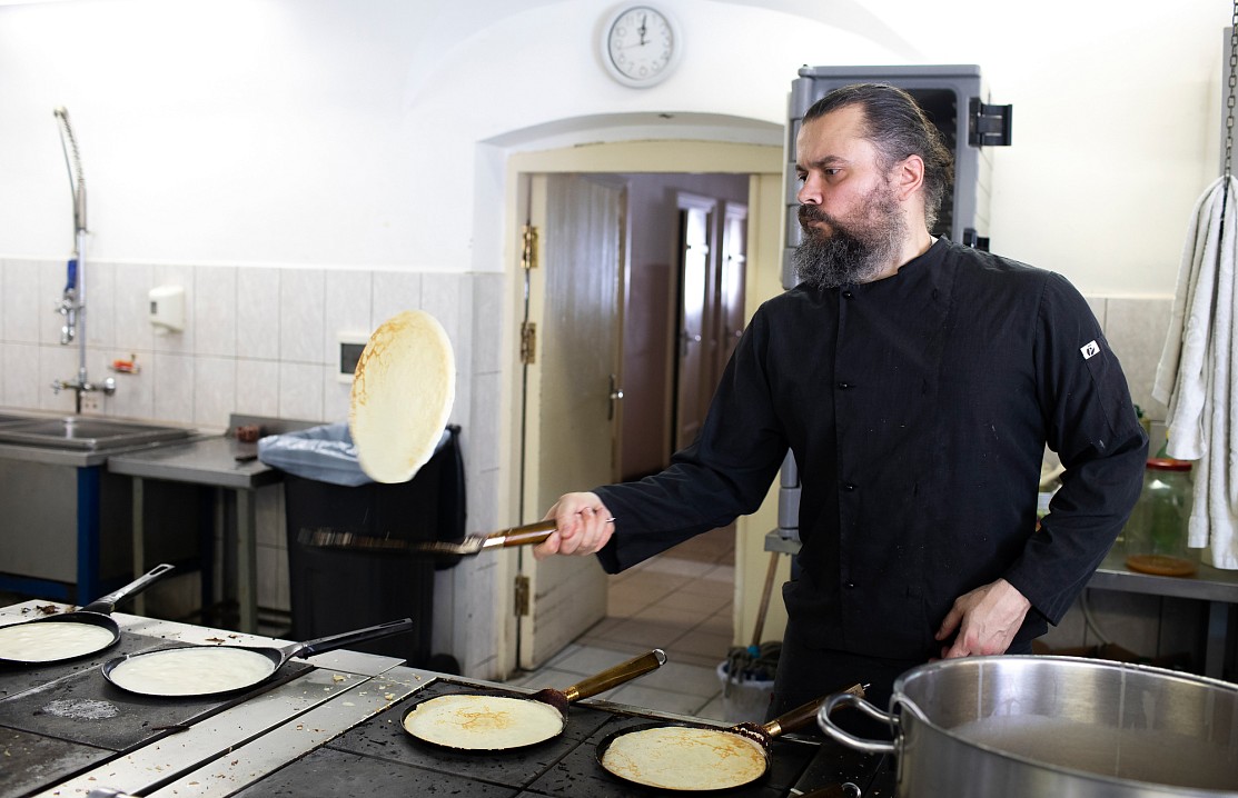 Вот так вот ловко Валаамская братия умеет печь блины!