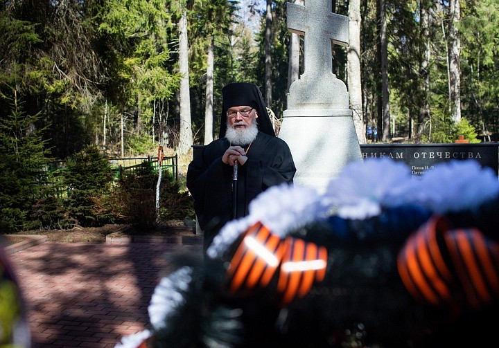 За месяц до собственной смерти, за один дубль Бернес записал эту песню, последнюю в своей жизни, вложив в нее все чувства, всю боль, которую он, как прошедший войну, испытал.
