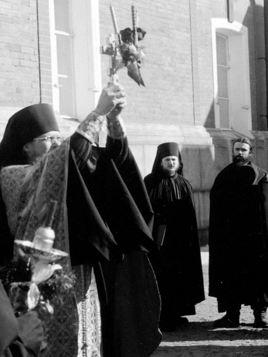 Отцы Софроний (духовник большинства фермерских трудников в те годы), Амвросий и Георгий