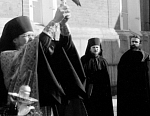 Отцы Софроний (духовник большинства фермерских трудников в те годы), Амвросий и Георгий
