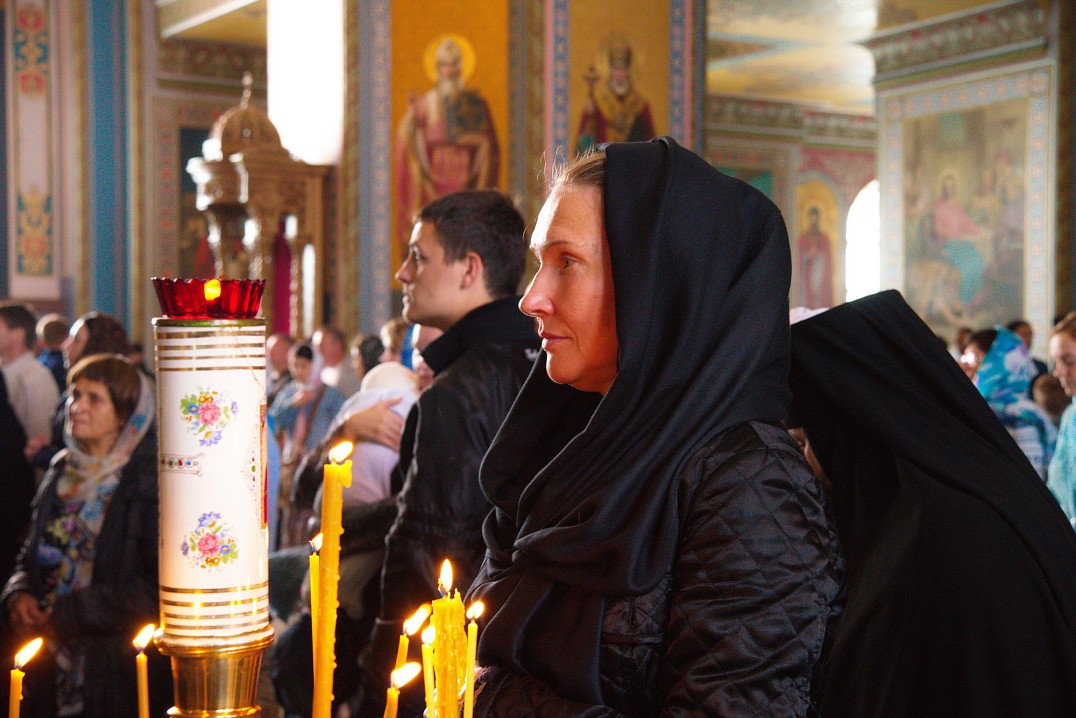 В храме старайтесь соблюдать тишину, не разговаривать, если уж что-то очень надо сказать, скажите шепотом.