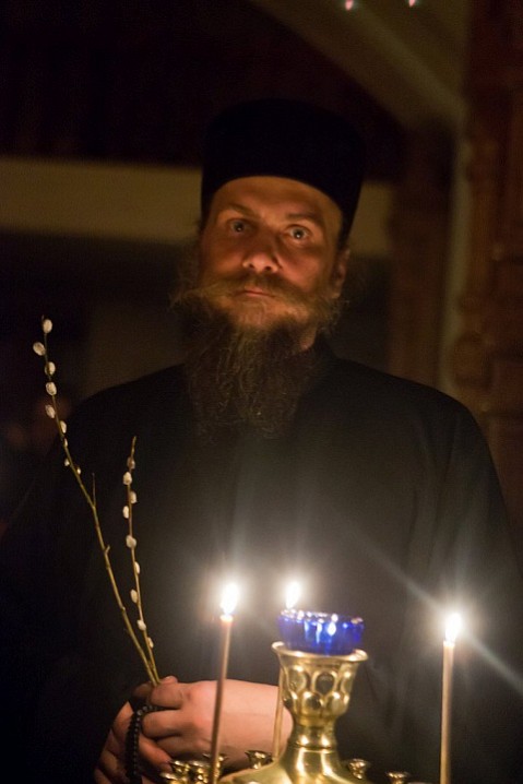 С тех пор миновало две тысячи лет. Но каждый год мы, подобно жителям Иерусалима, приходим встречать Христа в храмы с ветвями деревьев (по церк.-слав. – с “ваийями”).