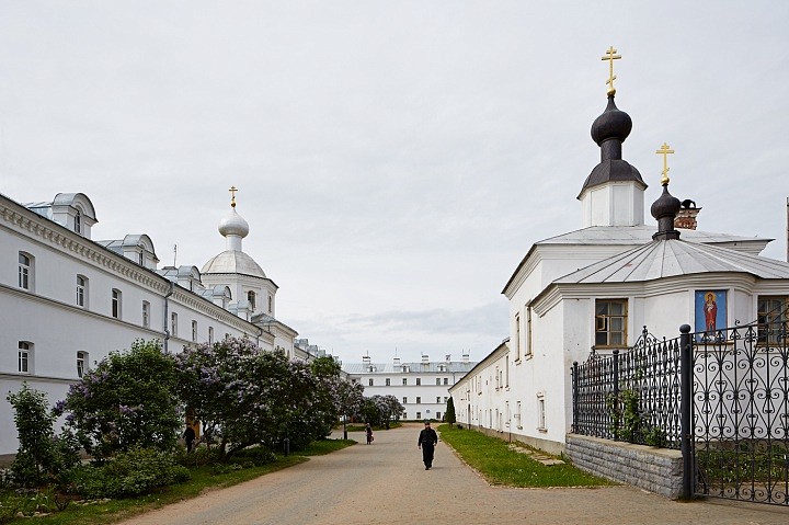 Монастырский двор