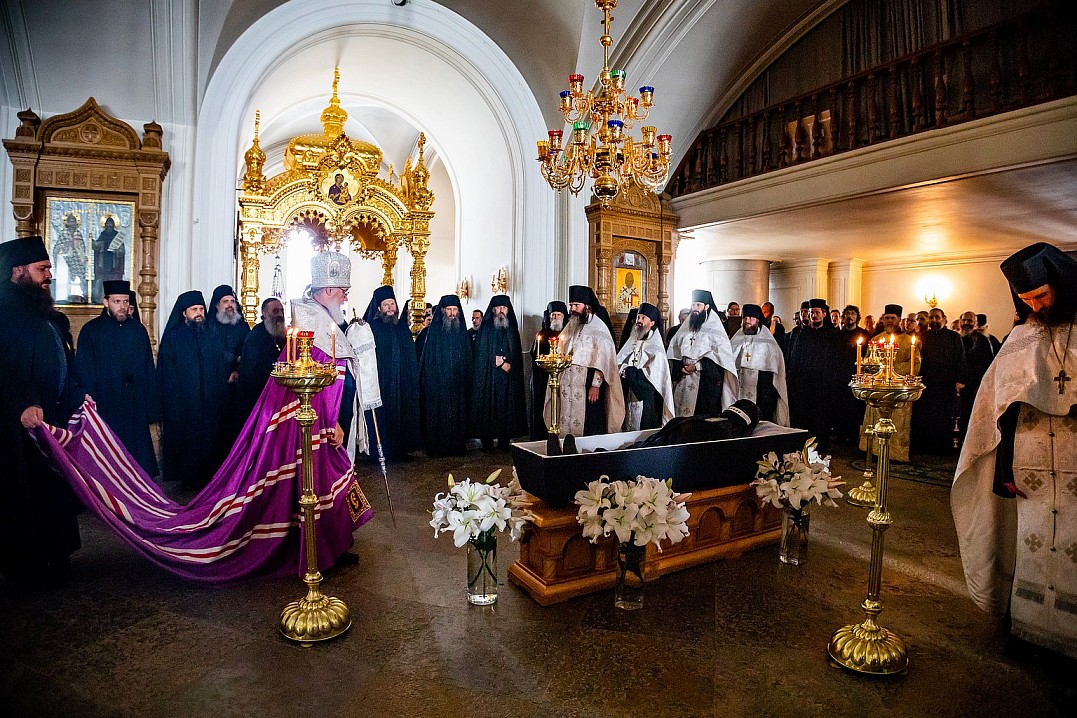 Приидите, последнее целование дадим, братие, умершему, благодаряще Бога.