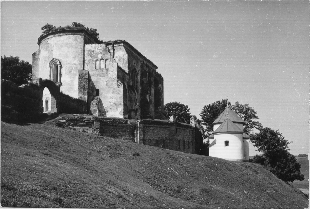В первые годы возрождения Зимненского монастыря.
