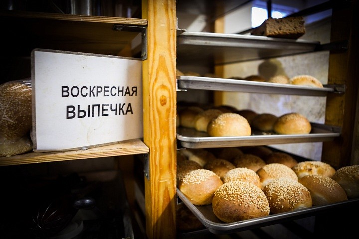 «С молитвой просеиваю муку, смешиваю ингредиенты, закладываю все в тестомес, окропляю святой водой. Пока тесто перемешивается, сижу и молюсь. Затем раскладываю тесто по формам и ставлю в предварительно разогретую печь. Коврижка выпекается 50 минут. Если п