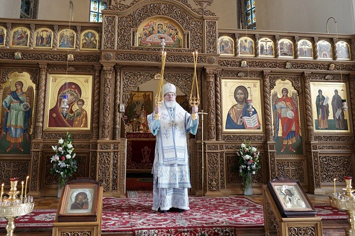 В этот день мы вспоминаем, как после Воскресения Господь Иисус Христос привел Своих учеников на Елеонскую гору, дал обетование о Своем Втором Пришествии и вознесся на небо.
