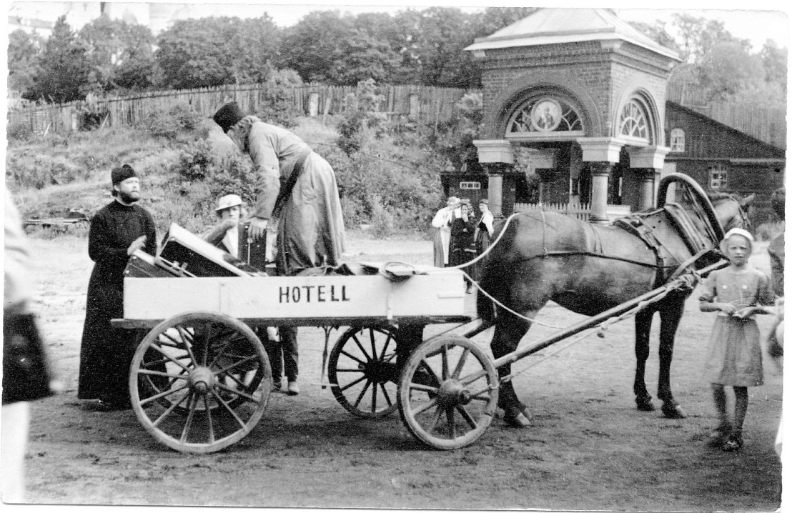 Доставка багажа паломников в гостиницу. 1930-е