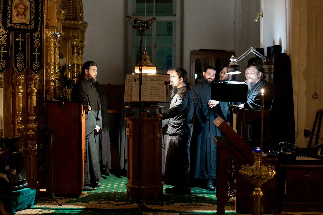 Богослужение сопровождалось пением братского хора обители.