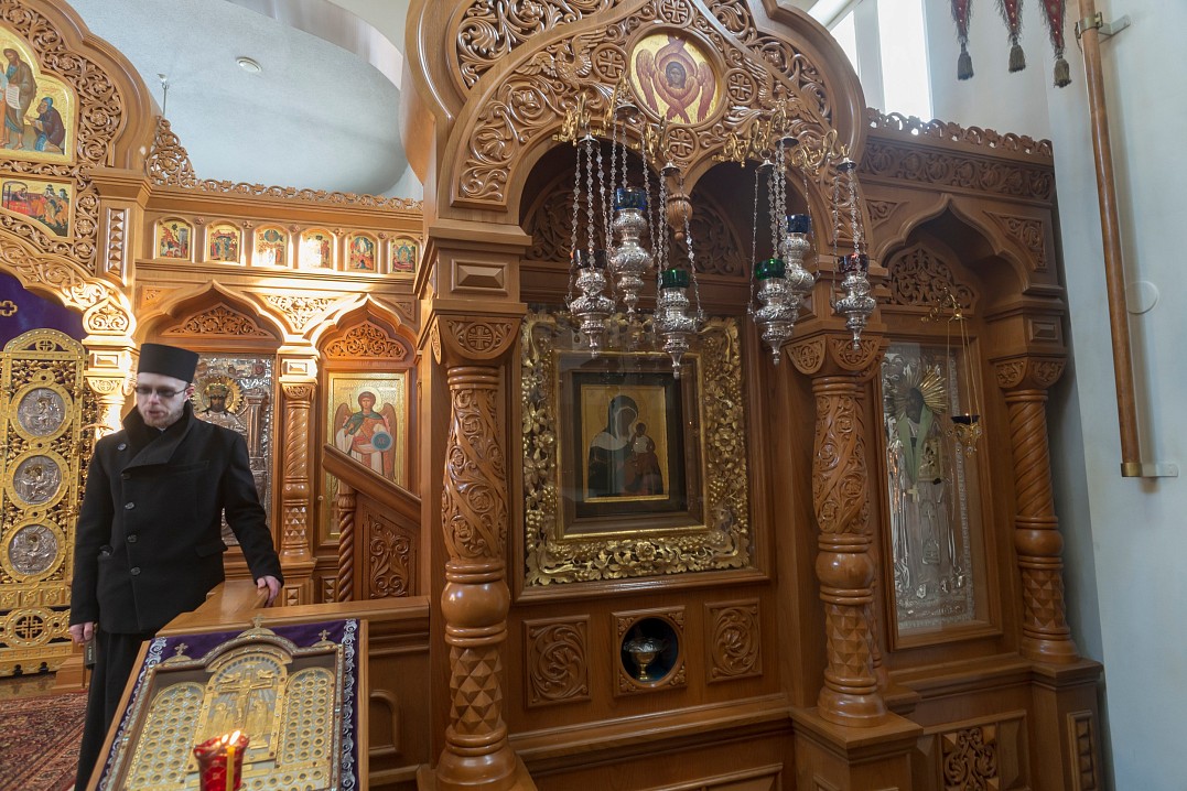 Монах Иаков в Спасо-Преображенском соборе Нового Валаама Справа — чудотворная Коневская икона Пресвятой Богородицы. 29 февраля 2020 г.